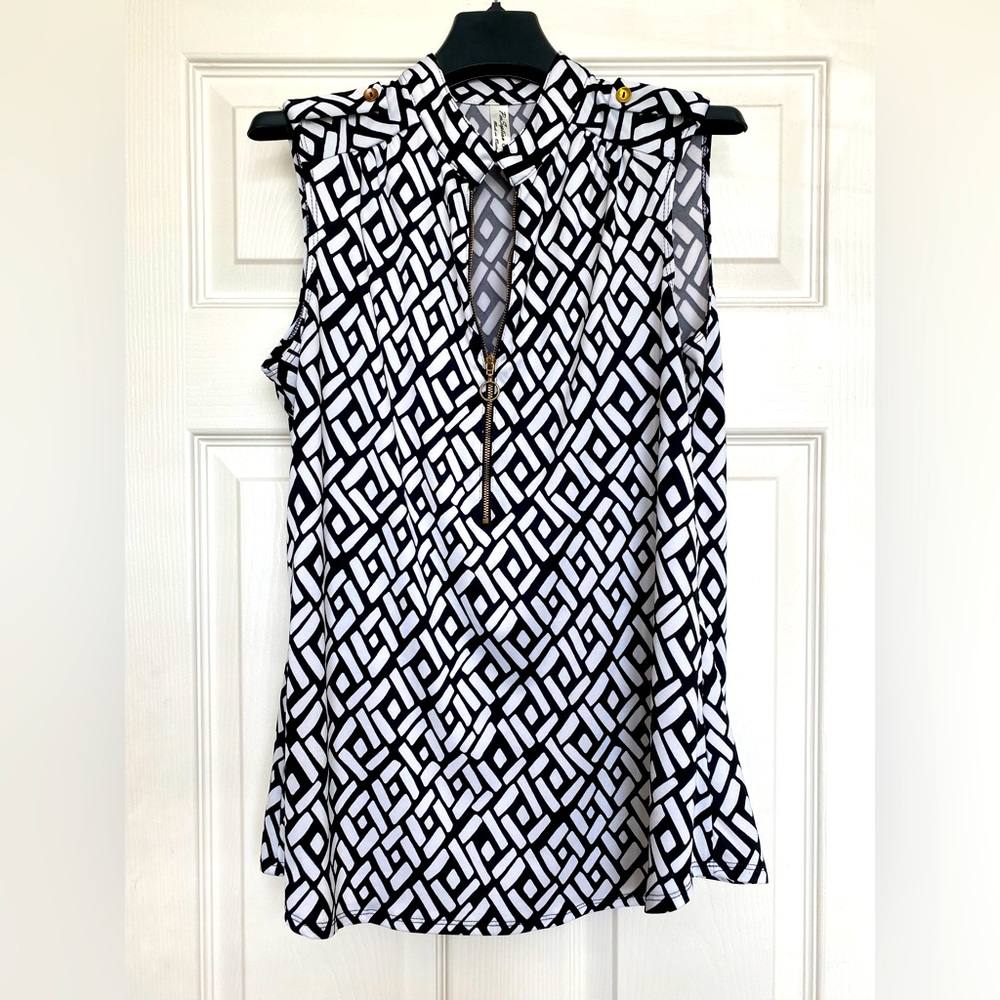 Like new, zippered blouse. 95% polyester, 5% spandex